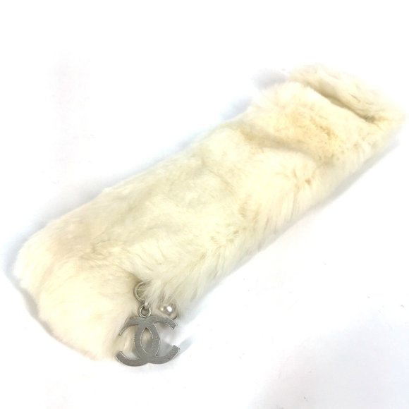 CHANEL CC Coco Mark fur and faux pearl bracelet in white for women - Picture 1 of 9